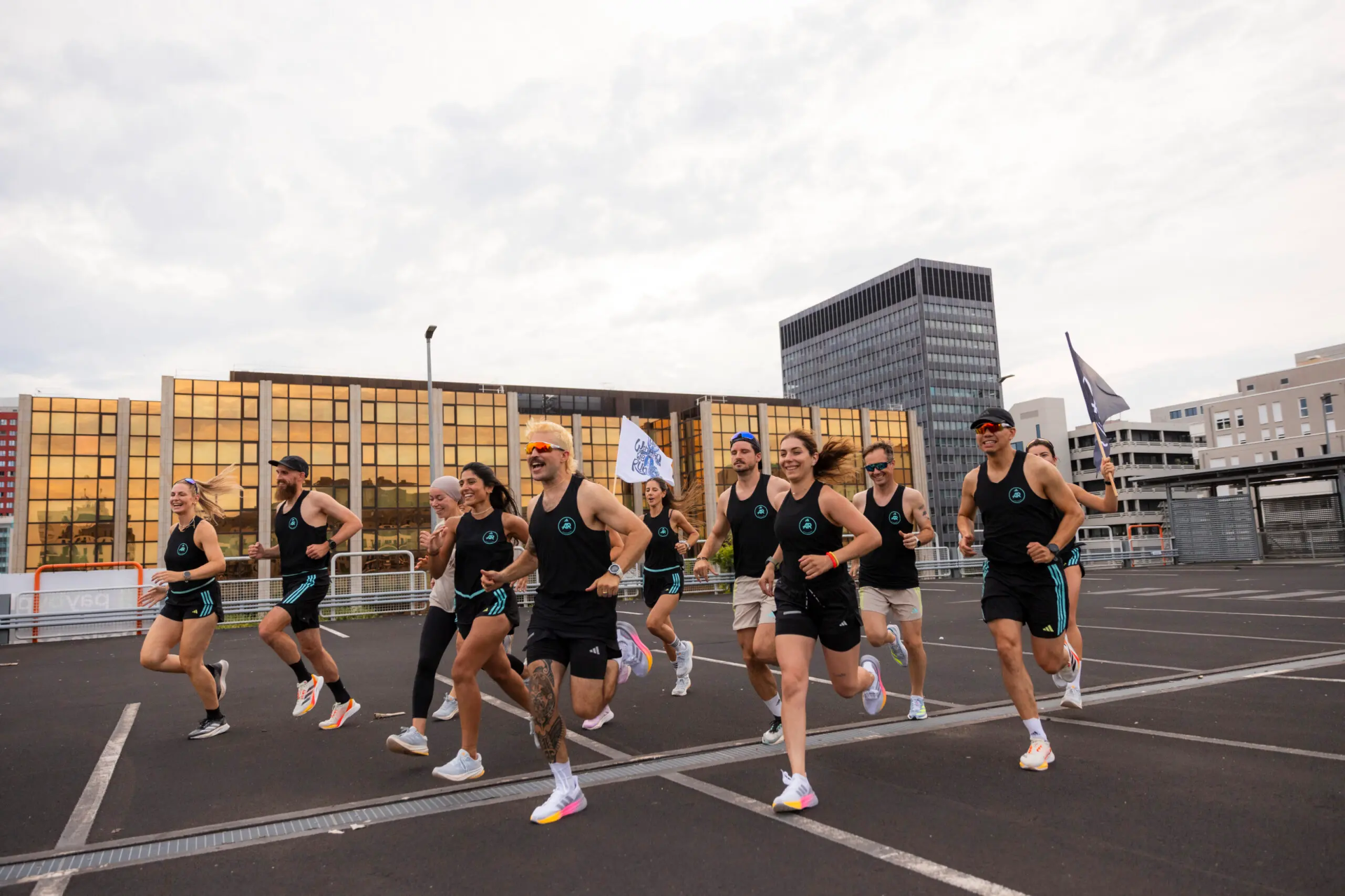 Een runclub komt samen voor een groepsrun op een stadsplein